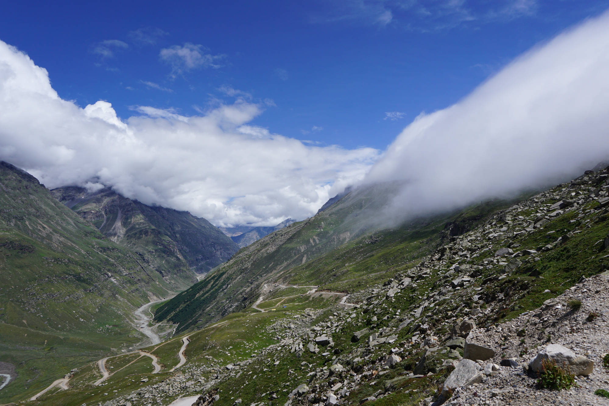 Indian mountain. Химачал Прадеш. Горы Индии. Горы Химачал Прадеш пастухи Гади. Дождь в горах Индии.